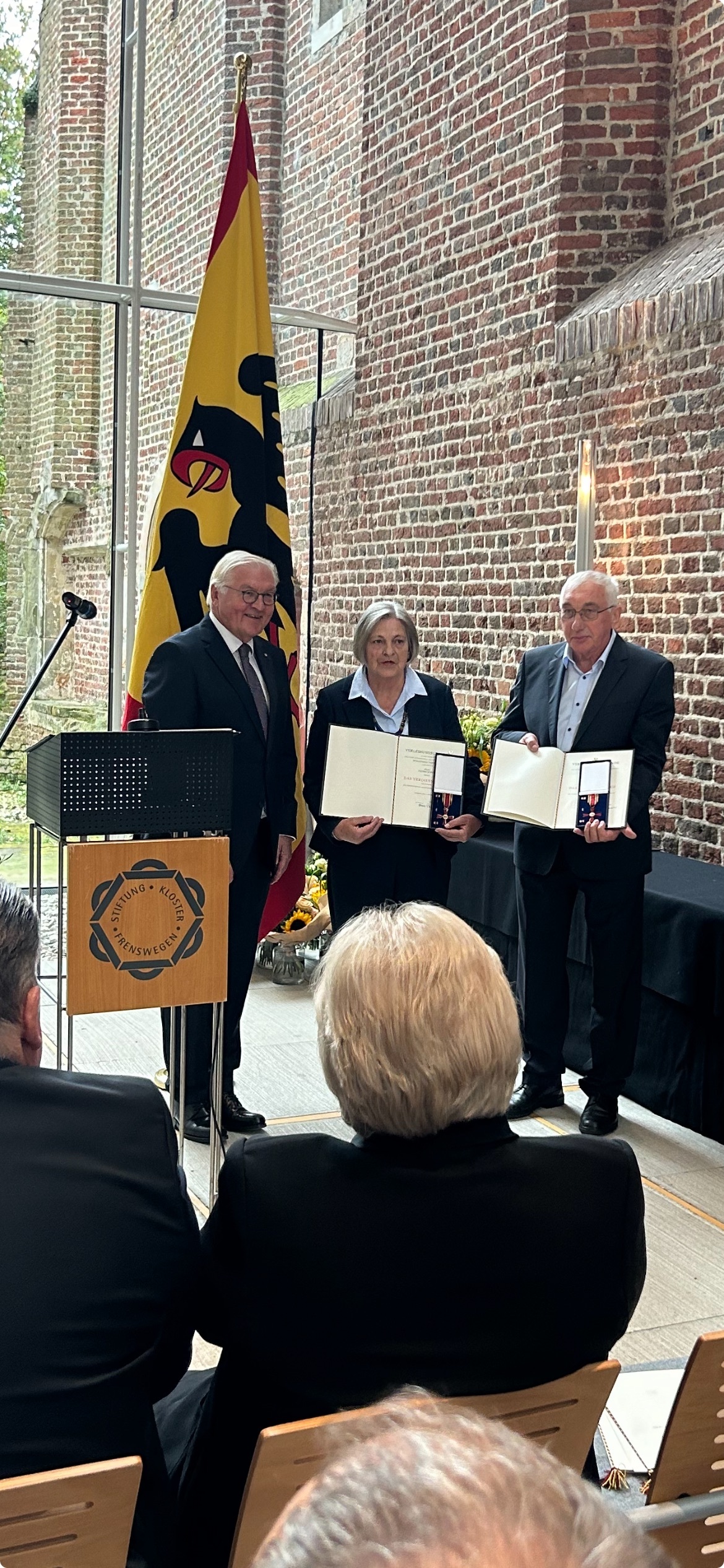 Foto v.l. Bundespräsident Frank-Walter Steinmeier, Jacoba und Walter Schulz