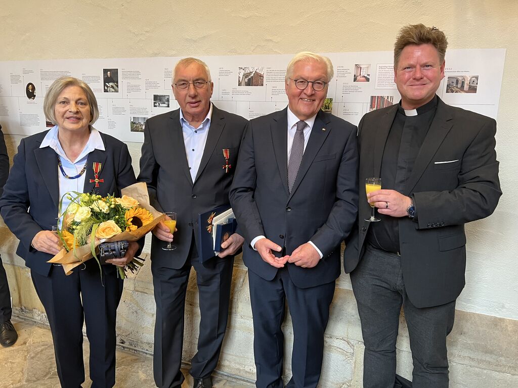 Ehepaar Jacoba und Walter Schulz mit Bundespräsident Frank-Walter-Steinmeier und Pastor Thorsten Jacobs
Bild: Christian Schulz