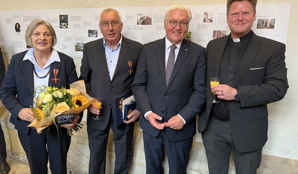 Ehepaar Jacoba und Walter Schulz mit Bundespräsident Frank-Walter-Steinmeier und Pastor Thorsten Jacobs
Bild: Christian Schulz