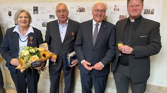 Ehepaar Jacoba und Walter Schulz mit Bundespräsident Frank-Walter-Steinmeier und Pastor Thorsten Jacobs
Bild: Christian Schulz